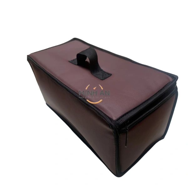 Vâng, Túi Da Bảo Vệ MINH AN có kích thước phù hợp (32×14×12 cm) đủ không gian cho sạc 1800W mới, đồng thời bảo vệ khỏi nhiệt và trầy xước. (Ảnh 5)