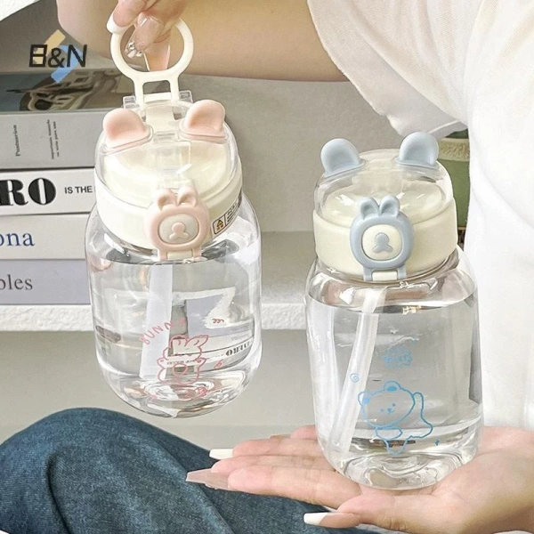 Phần lớn bình nước 500 ml được trang bị nắp có cơ chế khóa hoặc vặn. (Ảnh 2)