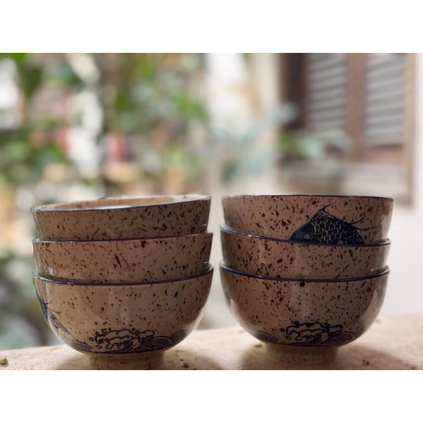 Hầu hết các gia đình hiện đại ưu tiên sự gọn gàng, tuy nhiên việc đưa yếu tố truyền thống như bát sứ cá chép vào không gian hiện đại lại tạo nên một điểm nhấn độc đáo. (Ảnh 5)