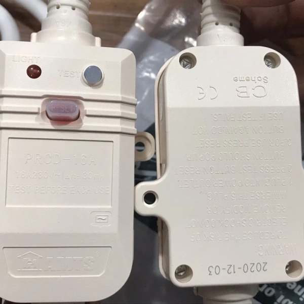 Điện giật dù chỉ ở mức độ nhẹ cũng có thể gây chấn thương, mất cảm giác tạm thời hoặc thậm chí gây ngộ độc điện (có thể dẫn tới suy tim ở người già hoặc trẻ nhỏ). (Ảnh 3) Điện giật dù chỉ ở mức độ nhẹ cũng có thể gây chấn thương, mất cảm giác tạm thời hoặc thậm chí gây ngộ độc điện (có thể dẫn tới suy tim ở người già hoặc trẻ nhỏ). (Ảnh 3)