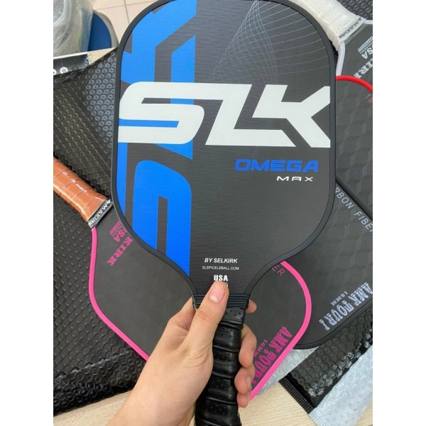 Vợt carbon dày 13 mm thường được trang bị các lớp bề mặt nhám (tên thương hiệu thường là T700), tạo ra độ ma sát tốt hơn giữa mặt vợt và bóng. (Ảnh 2)