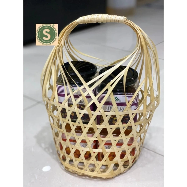 Bày trí giỏ đựng hủ rượu, trái cây cho quà Tết thường gặp bất ngờ khi kích thước không vừa với không gian phòng khách. - Ảnh 1 Bày trí giỏ đựng hủ rượu, trái cây cho quà Tết thường gặp bất ngờ khi kích thước không vừa với không gian phòng khách. - Ảnh 1