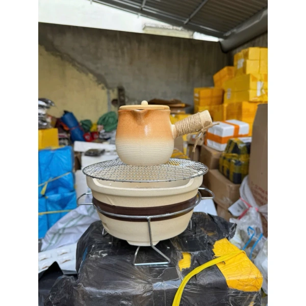 Qua bảng so sánh, bếp gốm không chỉ có lợi thế về mặt duy trì nhiệt độ, mà còn phù hợp với môi trường kinh doanh đa dạng, từ những quán ăn đường phố dùng than củi tới các nhà hàng nhỏ có thể dùng cồn khô. (Ảnh 4) Qua bảng so sánh, bếp gốm không chỉ có lợi thế về mặt duy trì nhiệt độ, mà còn phù hợp với môi trường kinh doanh đa dạng, từ những quán ăn đường phố dùng than củi tới các nhà hàng nhỏ có thể dùng cồn khô. (Ảnh 4)