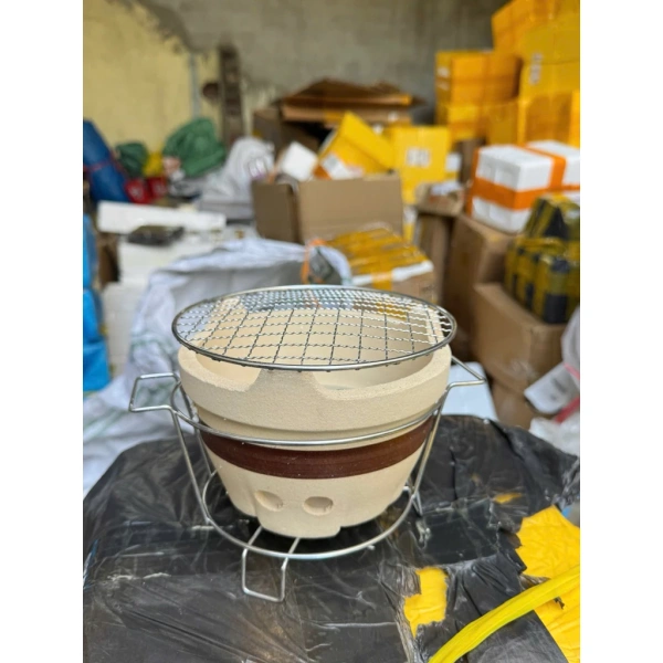 Như bất kỳ dụng cụ bếp nào, bếp gốm cũng cần được chăm sóc đúng cách để giữ nguyên tính năng và thẩm mỹ. (Ảnh 5) Như bất kỳ dụng cụ bếp nào, bếp gốm cũng cần được chăm sóc đúng cách để giữ nguyên tính năng và thẩm mỹ. (Ảnh 5)
