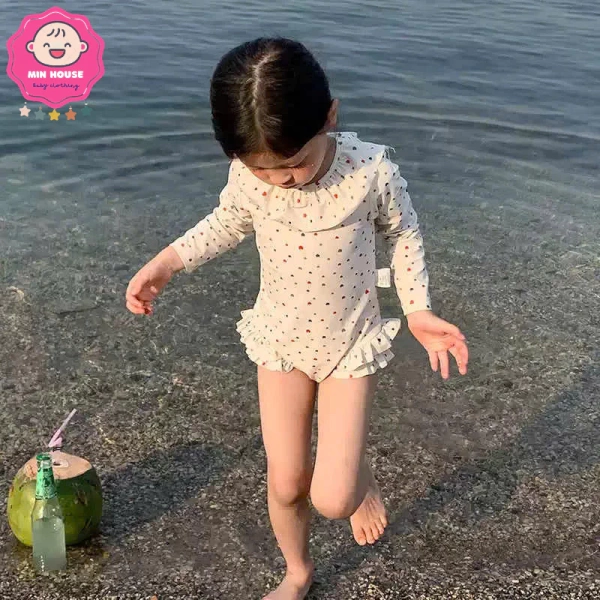 Bị bất ngờ khi chiếc bikini liền thân tay dài họa tiết tim khiến việc thay đồ sau bơi của bé gái trở nên lộn xộn - Ảnh 3