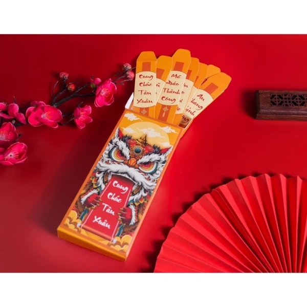 Trong số các sản phẩm hiện nay, Lì Xì Gieo Quẻ Tài Lộc Hình Đầu Lân Tết 2025 Ất Tỵ đã được thiết kế đặc biệt để đáp ứng các tiêu chí trên. (Ảnh 3) Trong số các sản phẩm hiện nay, Lì Xì Gieo Quẻ Tài Lộc Hình Đầu Lân Tết 2025 Ất Tỵ đã được thiết kế đặc biệt để đáp ứng các tiêu chí trên. (Ảnh 3)