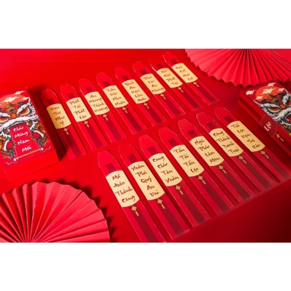 Ở quy trình sản xuất bì lì xì, việc in ấn không chỉ ảnh hưởng đến màu sắc mà còn đến tính chất vật liệu. (Ảnh 5) Ở quy trình sản xuất bì lì xì, việc in ấn không chỉ ảnh hưởng đến màu sắc mà còn đến tính chất vật liệu. (Ảnh 5)