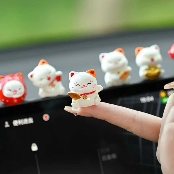 Bí mật nhỏ mà hầu hết người mới đặt bộ mèo Maneki Neko đội mũ cá thường bỏ qua – khiến góc thờ tài lộc mất cân bằng - Ảnh 1 Bí mật nhỏ mà hầu hết người mới đặt bộ mèo Maneki Neko đội mũ cá thường bỏ qua – khiến góc thờ tài lộc mất cân bằng - Ảnh 1
