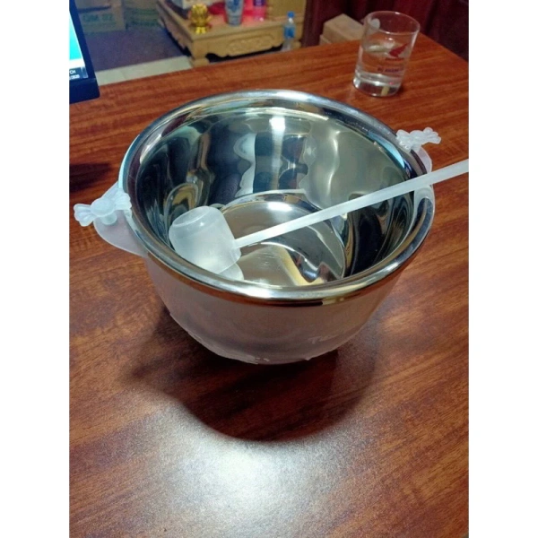 Một trong những sai lầm phổ biến là dùng bát đá bọc nilong, không chỉ làm giảm thẩm mỹ mà còn có thể gây ảnh hưởng tới sức khỏe và môi trường. (Ảnh 2)