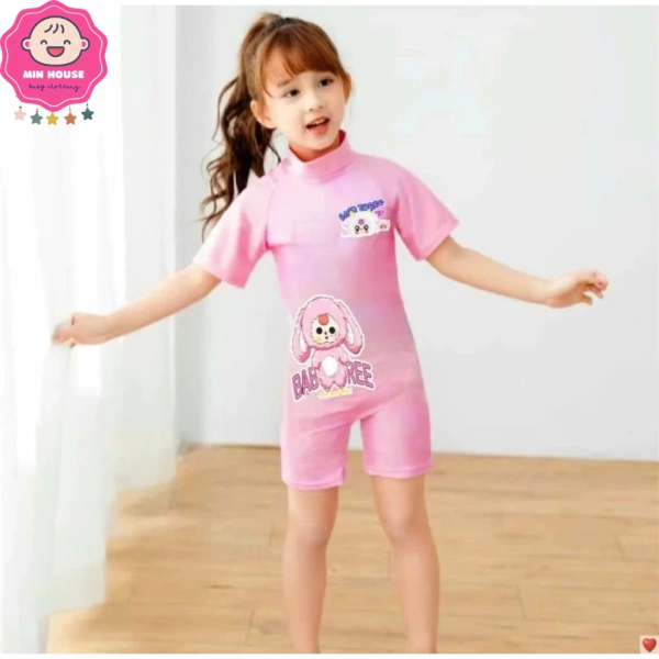 Bí quyết tránh những phiền toái thường gặp khi bé mặc bikini họa tiết hoạt hình cho ngày biển đầu tiên - Ảnh 2