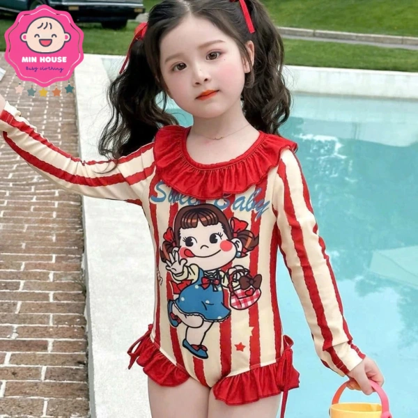 Khi bé di chuyển trong hồ bơi hoặc bờ biển, các cặn bùn, cát hoặc bột biển có thể bám vào tay áo và làm giảm độ mượt của da. (Ảnh 3)