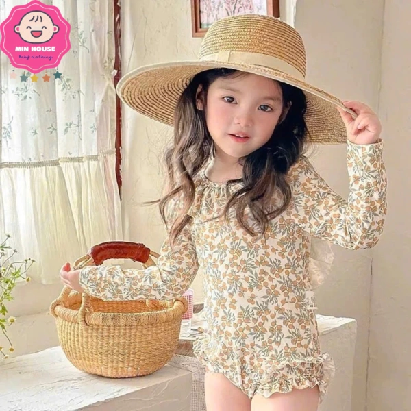 Thay đồ bé ở bãi biển thường là một cuộc “đấu trường” trong lúc nắng gắt và gió biển. (Ảnh 2)