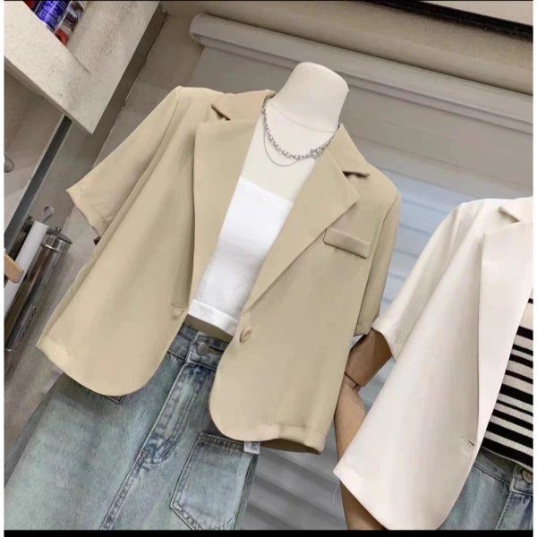 Rất nhiều người khi thử áo vest croptop lần đầu thường gặp vấn đề “trượt” – tay áo hoặc phần vai không bám sát, khiến cử chỉ tay bị lệch hoặc “dễ trượt”. (Ảnh 3)