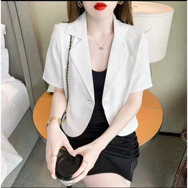 Việc kết hợp blazer croptop cần cân nhắc màu sắc và phong cách phụ kiện sao cho hài hòa, tránh “đụng độ” màu. (Ảnh 4)