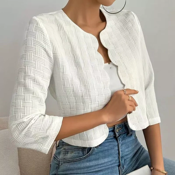 Blazer màu đơn sắc rất linh hoạt và dễ dàng tạo nên các bộ trang phục khác nhau, từ cổ điển đến trẻ trung. (Ảnh 5)