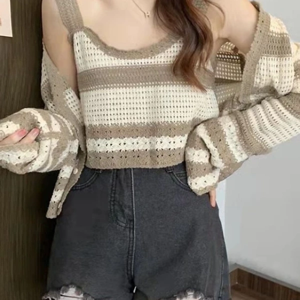 Khi cân nhắc mua bộ áo len khuy 2 món, việc so sánh với các sản phẩm tương tự là cần thiết để tránh “mua hời nhưng không ấm”. (Ảnh 4)