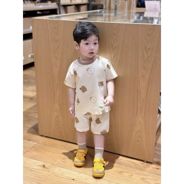 Trong các bộ sưu tập trẻ em Hàn Quốc, màu nâu kem được dùng như một “bảng màu” cơ bản, dễ phối hợp với bất kỳ phụ kiện nào, từ quần jean đến quần kaki. (Ảnh 3)