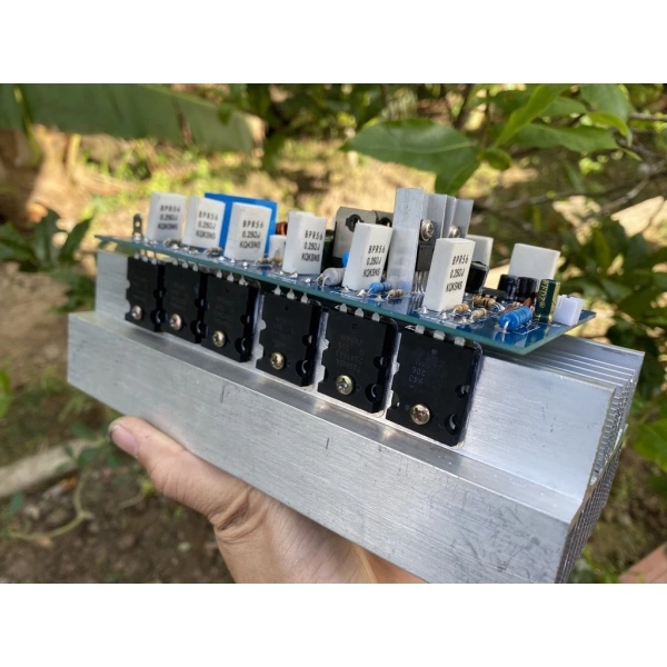 Trong các hệ thống âm thanh, bộ công suất (amp) đóng vai trò trung tâm: nhận tín hiệu đầu vào, khuếch đại và đưa lên loa. (Ảnh 2)