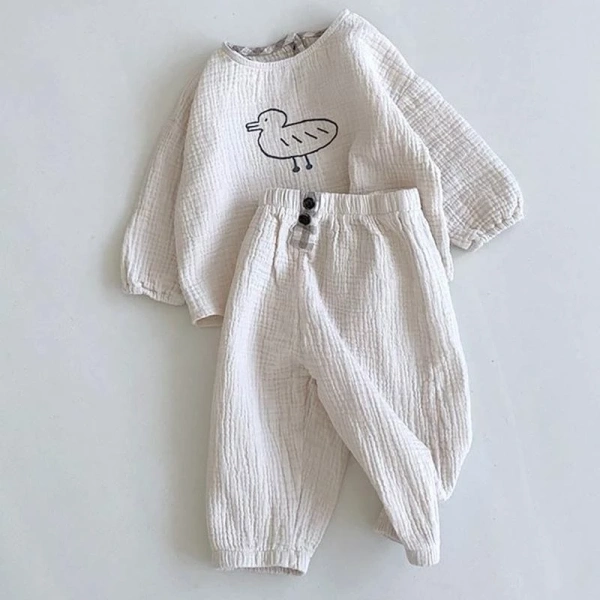 Đối với nhiều gia đình, việc thay đồ cho bé vào ban đêm là một trong những thử thách “khó nhằn”. (Ảnh 2)