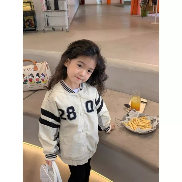 Để đo kích thước một cách chính xác, phụ huynh nên chuẩn bị một thước dây mềm, một người hỗ trợ và một không gian thoáng. (Ảnh 2) Để đo kích thước một cách chính xác, phụ huynh nên chuẩn bị một thước dây mềm, một người hỗ trợ và một không gian thoáng. (Ảnh 2)