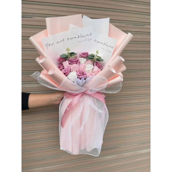 Trên thị trường hiện nay, hoa sáp được chia thành hai phân khúc chính dựa trên chất lượng vật liệu và quy trình sản xuất: loại 1 (cao cấp) và loại 2 (giá rẻ). (Ảnh 5)