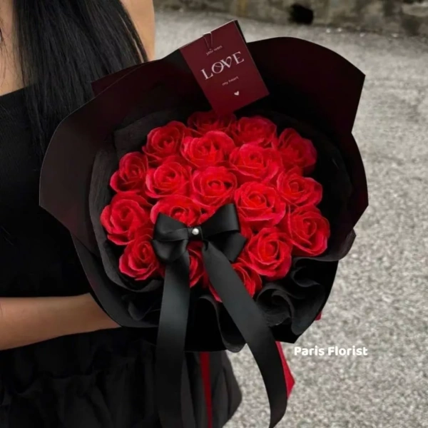 Dù hoa sáp đã có thời gian tồn tại dài, nhưng việc bảo quản đúng cách vẫn là chìa khóa để duy trì vẻ đẹp và hương thơm, từ đó kéo dài cảm xúc gắn liền. (Ảnh 5) Dù hoa sáp đã có thời gian tồn tại dài, nhưng việc bảo quản đúng cách vẫn là chìa khóa để duy trì vẻ đẹp và hương thơm, từ đó kéo dài cảm xúc gắn liền. (Ảnh 5)