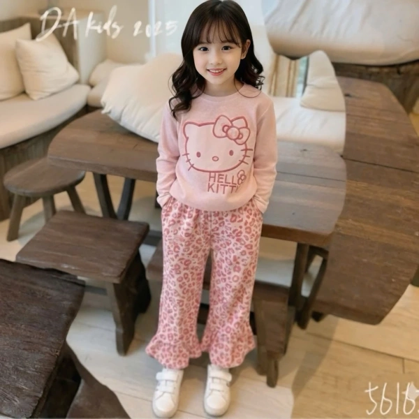 Bộ len in họa tiết mèo cho bé gái ấm áp trong dịp Tết, nhưng việc giặt bảo quản lại gây bất ngờ cho các bậc cha mẹ - Ảnh 2