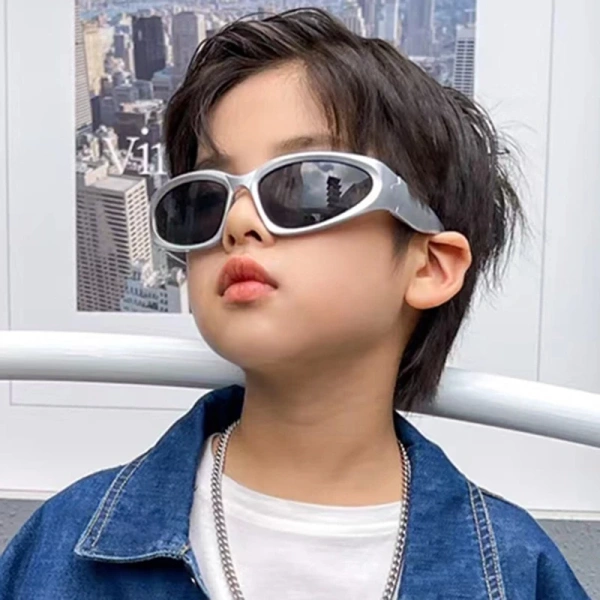 Trong quá trình tìm hiểu, nhiều phụ huynh đã phản ánh nhu cầu một mẫu kính râm vừa đáp ứng tiêu chuẩn an toàn UV, vừa có thiết kế trẻ trung, phù hợp với hoạt động ngoài trời như đi biển, dã ngoại. (Ảnh 5)