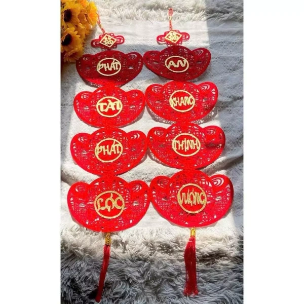 Gia đình A đặt dây thỏi vàng câu đối ở góc Đông Nam, gần cửa chính, và sử dụng bộ Combo 2 Dây Treo Thỏi Vàng Câu Đối Tết 2025 – May Mắn, Chiêu Tài Hút Lộc với màu đỏ rực và chữ vàng nổi bật. (Ảnh 2) Gia đình A đặt dây thỏi vàng câu đối ở góc Đông Nam, gần cửa chính, và sử dụng bộ Combo 2 Dây Treo Thỏi Vàng Câu Đối Tết 2025 – May Mắn, Chiêu Tài Hút Lộc với màu đỏ rực và chữ vàng nổi bật. (Ảnh 2)
