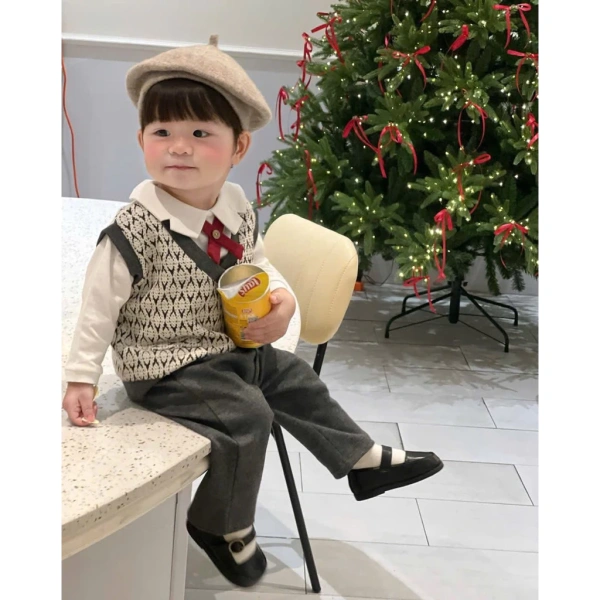 Bộ trang phục tiệc cho bé trai: Khi sự sang trọng lại cản trở những phút chơi tự do - Ảnh 2 Bộ trang phục tiệc cho bé trai: Khi sự sang trọng lại cản trở những phút chơi tự do - Ảnh 2