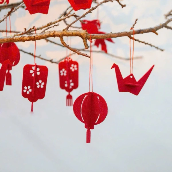Trong phong thủy, Tết thường được thể hiện qua bốn trụ chính: cây đào, cây mai, hoa đào, và lồng đèn. (Ảnh 3)