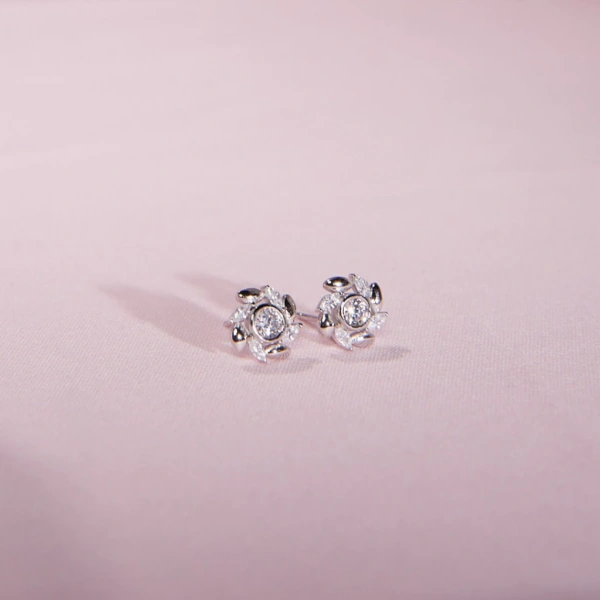 Bông tai bạc mạ vàng hồng 18K mất sáng sau thời gian dài đeo: lý do và cách bảo quản hiệu quả - Ảnh 3 Bông tai bạc mạ vàng hồng 18K mất sáng sau thời gian dài đeo: lý do và cách bảo quản hiệu quả - Ảnh 3