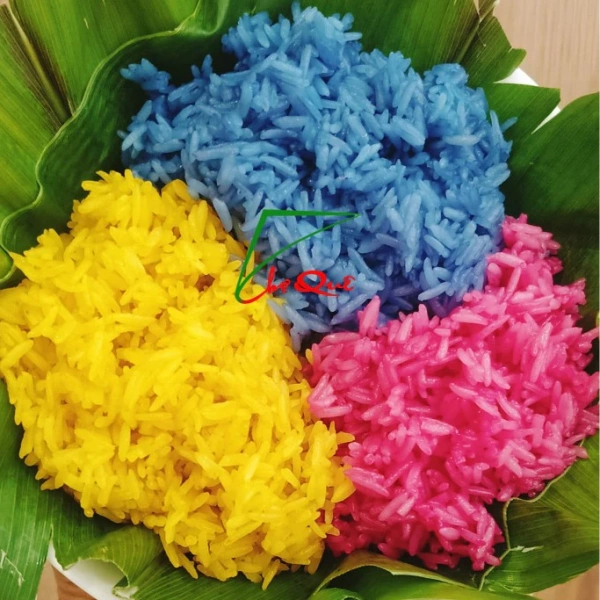 Sau khi xôi đã hoàn thành, độ ẩm cao và tiếp xúc với không khí sẽ làm mất màu theo thời gian. (Ảnh 3) Sau khi xôi đã hoàn thành, độ ẩm cao và tiếp xúc với không khí sẽ làm mất màu theo thời gian. (Ảnh 3)