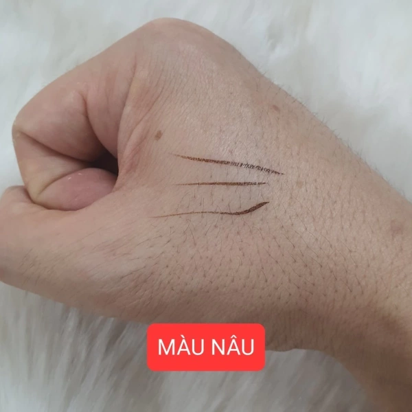 Dùng cọ mịn để thoa nhẹ lớp phấn trong suốt, giúp màu kẻ không bị mờ sau khi da tiếp xúc với nước hoặc mồ hôi. (Ảnh 5) Dùng cọ mịn để thoa nhẹ lớp phấn trong suốt, giúp màu kẻ không bị mờ sau khi da tiếp xúc với nước hoặc mồ hôi. (Ảnh 5)