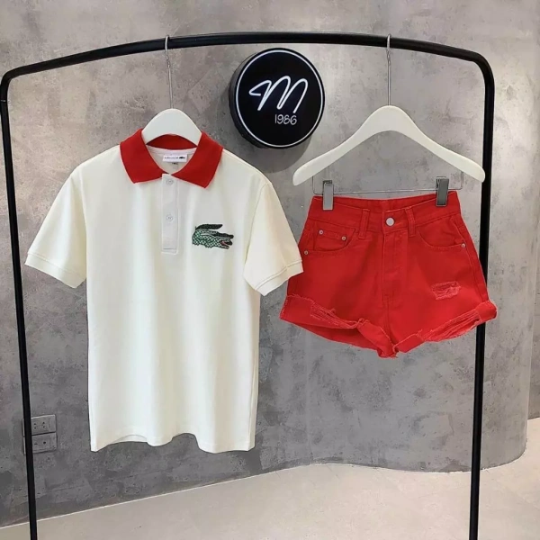 Đối với áo polo cổ bẽ, chất liệu nền (thường là cotton, polyester hoặc hỗn hợp) và chất liệu vòng giữ cổ (cao su, spandex) đều ảnh hưởng đến cảm giác mặc. (Ảnh 3) Đối với áo polo cổ bẽ, chất liệu nền (thường là cotton, polyester hoặc hỗn hợp) và chất liệu vòng giữ cổ (cao su, spandex) đều ảnh hưởng đến cảm giác mặc. (Ảnh 3)