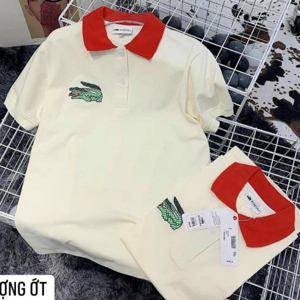 Trong số các mẫu áo polo cổ bẽ hiện nay, Áo polo cổ bẻ cá sấu phối màu cổ đỏ xinh là một sản phẩm đáng cân nhắc cho những ai muốn kết hợp giữa phong cách hiện đại và tính năng thoải mái. (Ảnh 4) Trong số các mẫu áo polo cổ bẽ hiện nay, Áo polo cổ bẻ cá sấu phối màu cổ đỏ xinh là một sản phẩm đáng cân nhắc cho những ai muốn kết hợp giữa phong cách hiện đại và tính năng thoải mái. (Ảnh 4)