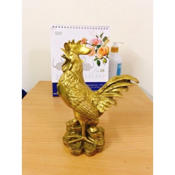 Với chiều cao 20 cm, tượng không nên được đặt quá thấp ở tầng sàn, vì sẽ mất đi “tầm nhìn uy nghi”. (Ảnh 2) Với chiều cao 20 cm, tượng không nên được đặt quá thấp ở tầng sàn, vì sẽ mất đi “tầm nhìn uy nghi”. (Ảnh 2)
