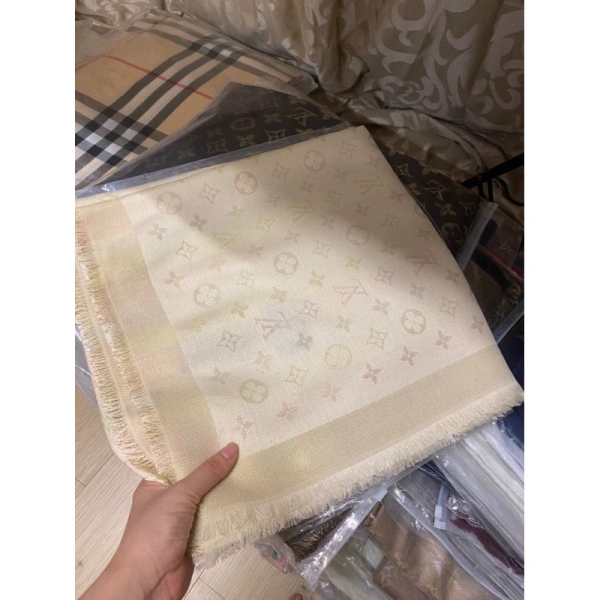 Cảm giác ấm áp và tinh tế của khăn choàng lụa nhạt ánh vàng thật sự bền màu sau từng lần giặt - Ảnh 4 Cảm giác ấm áp và tinh tế của khăn choàng lụa nhạt ánh vàng thật sự bền màu sau từng lần giặt - Ảnh 4