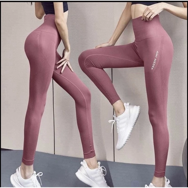Cảm giác bất ngờ khi quần yoga cao cạp dệt kim hứa hẹn nâng mông lại gây nóng bứt trong buổi tập dài - Ảnh 1