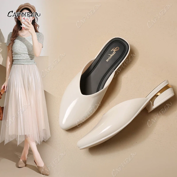 Các mẫu dép trong nước thường sử dụng vật liệu tổng hợp dày dặn, khiến không khí khó lưu thông và dễ gây mồ hôi. (Ảnh 3) Các mẫu dép trong nước thường sử dụng vật liệu tổng hợp dày dặn, khiến không khí khó lưu thông và dễ gây mồ hôi. (Ảnh 3)