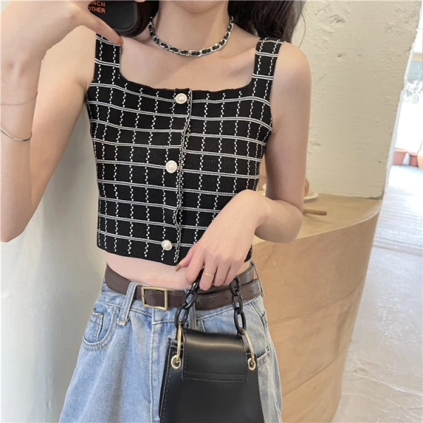 Màu đen – trắng là hai lựa chọn an toàn nhất cho áo mùa hè. (Ảnh 2)
