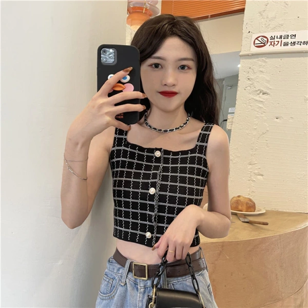 Đối với người làm việc văn phòng, việc mang áo ba lỗ croprop trong giờ giải lao hoặc ra ngoài ăn trưa ở không gian có máy lạnh sẽ giúp duy trì cảm giác mát. (Ảnh 3)