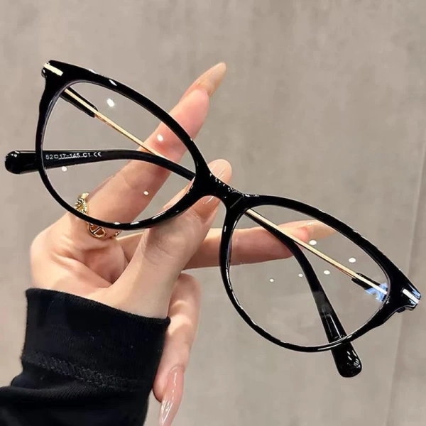 Trong ba lựa chọn, Kính bảo hộ mắt thời trang siêu nhẹ nổi bật với thiết kế thời trang nhất, phù hợp cho phụ nữ và người cao tuổi muốn trông trẻ trung hơn, đồng thời mức giá hợp lý và đáp ứng tiêu chí nhẹ và chống ánh sáng xanh. (Ảnh 4)