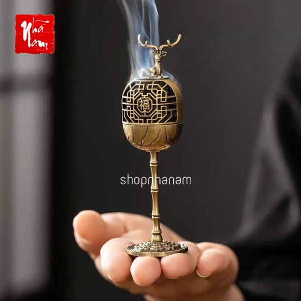 Cảm nhận không gian sống thay đổi khi một lư hương mini lan tỏa hương trầm nhẹ nhàng. - Ảnh 1