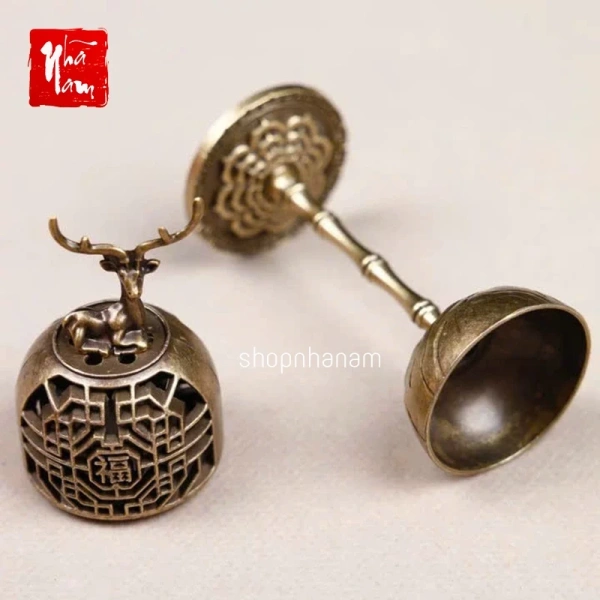Đối với những ai đang tìm kiếm một chiếc lư hương mini vừa có tính thẩm mỹ vừa thể hiện phong thủy, Lư Hương Lộc Đỉnh Đốt Trầm Hương Lư Đồng Mini Xông Trầm Chân Cao Trang Trí Văn Phòng Nhà Cửa là một lựa chọn đáng cân nhắc. (Ảnh 4)