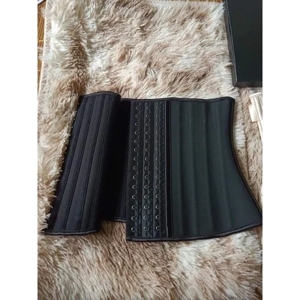 Đai nịt Latex thường được thiết kế với các “xương” nhựa hoặc kim loại giúp tạo độ cứng nhất định. (Ảnh 2) Đai nịt Latex thường được thiết kế với các “xương” nhựa hoặc kim loại giúp tạo độ cứng nhất định. (Ảnh 2)
