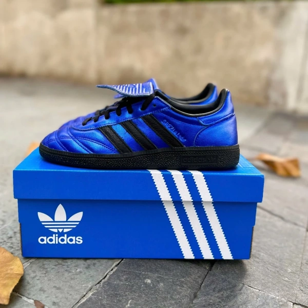 Cân bằng giữa thời trang và độ bám: Khi giày sneakers thời trang không đáp ứng nhu cầu di chuyển trong mưa - Ảnh 2