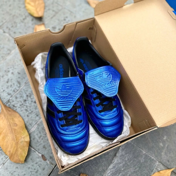 Khi muốn chọn sneaker để “đi trong mưa”, đế cao su vẫn là lựa chọn an toàn nhất, đặc biệt khi kết hợp với họa tiết sâu và dạng rãnh thoát nước. (Ảnh 3)