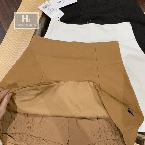 Các nhà thiết kế thường dùng cạp cao để tạo nét thanh lịch, kéo dài đường line cơ thể, làm nổi bật vòng eo. (Ảnh 2)