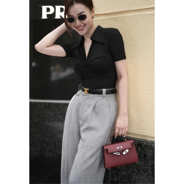 Cạp vừa thường phù hợp với người có vòng eo trung bình, nhưng khi bạn phải đứng hoặc ngồi quá lâu, áo sẽ dễ bị trượt xuống, gây mất thẩm mỹ. (Ảnh 3)